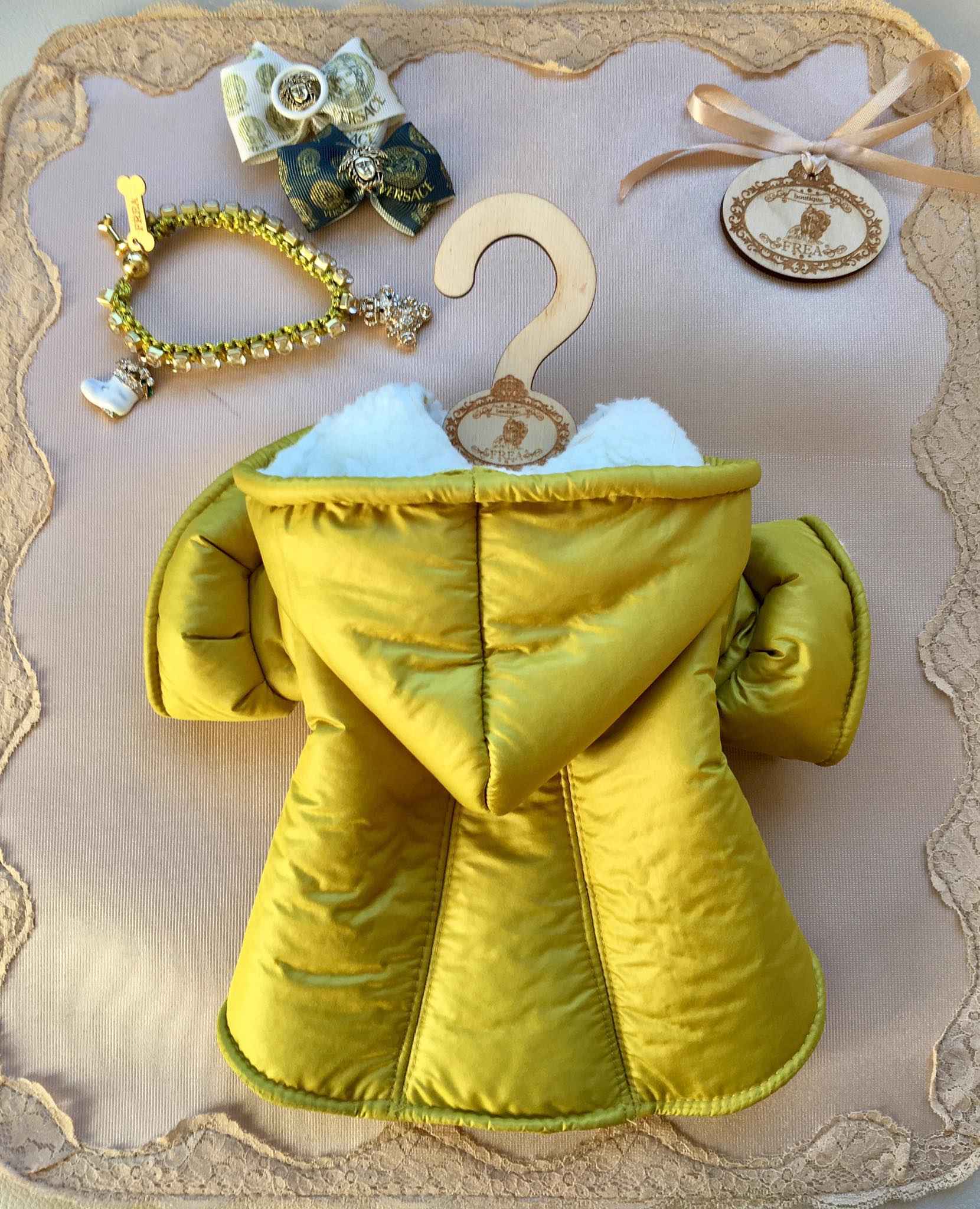 Палтенце и шнолки “My Yorkie Fashion Icon collection by FREA” и нашийниче - бижу "My Christmas Glam collection by FREA"